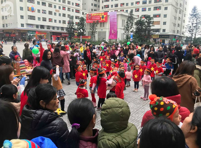 Cư dân HH Linh Đàm mua xôi gấc, gà luộc thắp hương cầu may cho đội tuyển Việt Nam đoạt cup vô địch