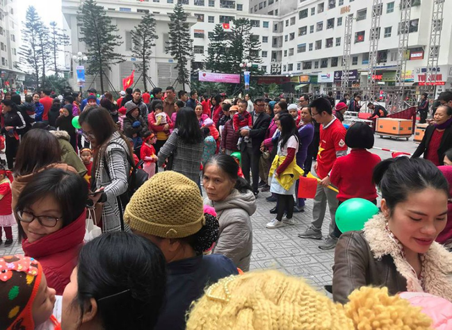 Cư dân HH Linh Đàm mua xôi gấc, gà luộc thắp hương cầu may cho đội tuyển Việt Nam đoạt cup vô địch