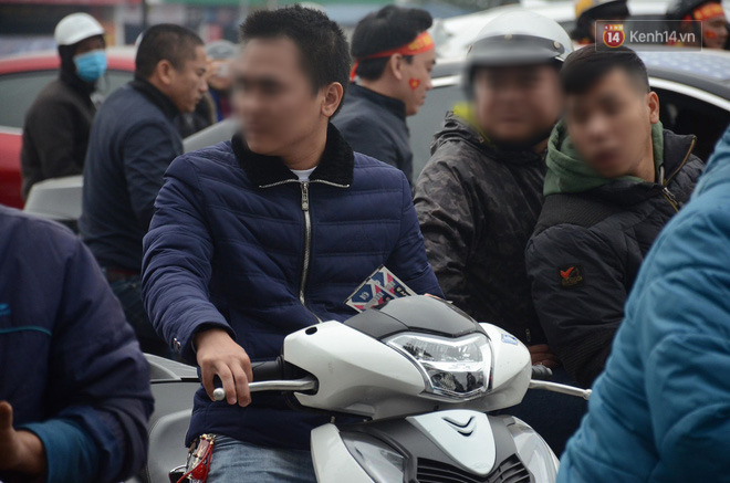 Sát giờ bóng lăn, phe vé mâu thuẫn lao vào ẩu đả, xé tan cặp vé 12 triệu đồng