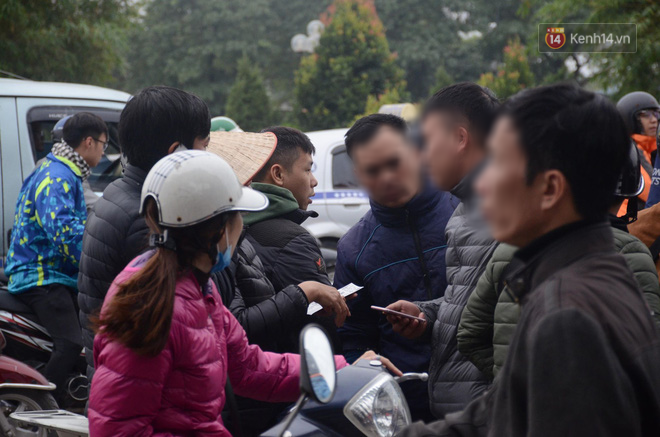 Sát giờ bóng lăn, phe vé mâu thuẫn lao vào ẩu đả, xé tan cặp vé 12 triệu đồng