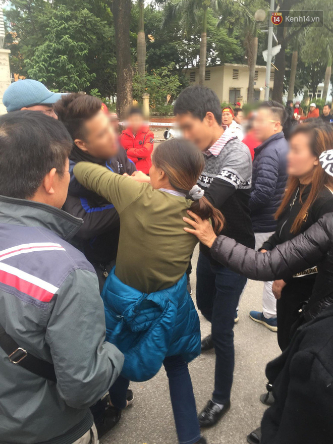 Sát giờ bóng lăn, phe vé mâu thuẫn lao vào ẩu đả, xé tan cặp vé 12 triệu đồng
