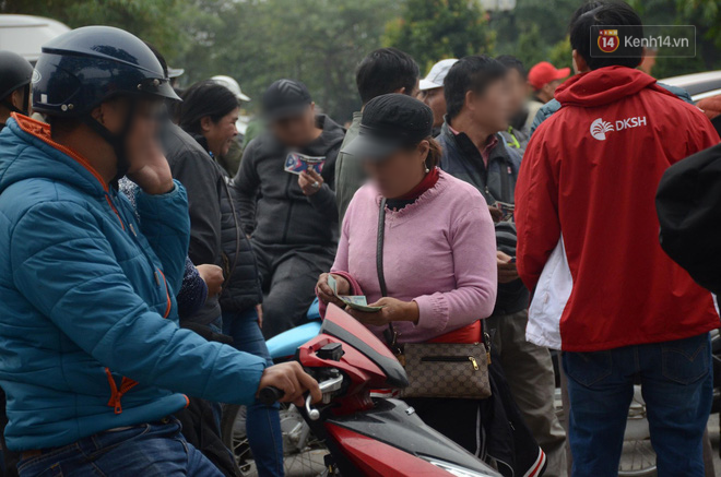 Sát giờ bóng lăn, phe vé mâu thuẫn lao vào ẩu đả, xé tan cặp vé 12 triệu đồng