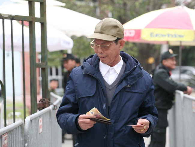 Sau vụ đại náo ở VFF, hàng trăm thương binh xếp hàng ngay ngắn nhận vé trận chung kết