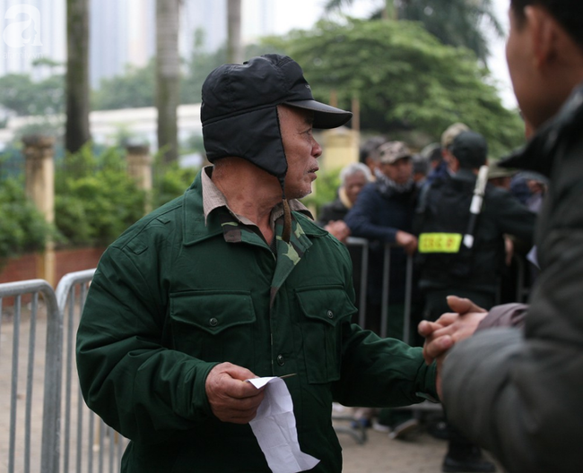 Sau vụ đại náo ở VFF, hàng trăm thương binh xếp hàng ngay ngắn nhận vé trận chung kết