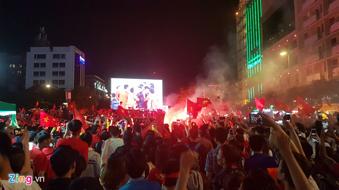 Triệu người xuống đường mừng tuyển Việt Nam vô địch AFF Cup 2018
