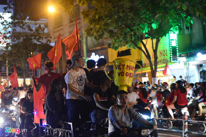 Triệu người xuống đường mừng tuyển Việt Nam vô địch AFF Cup 2018