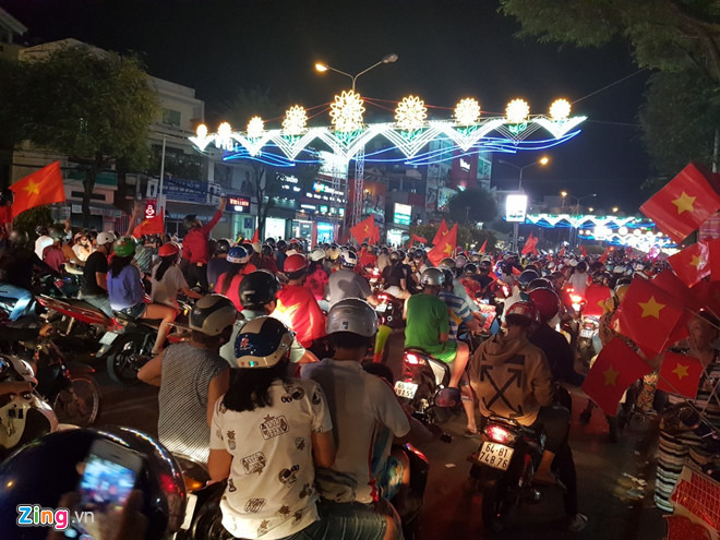 Triệu người xuống đường mừng tuyển Việt Nam vô địch AFF Cup 2018