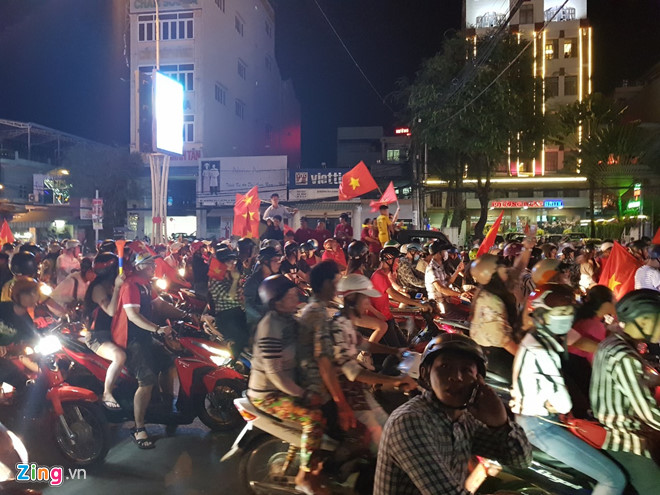 Triệu người xuống đường mừng tuyển Việt Nam vô địch AFF Cup 2018