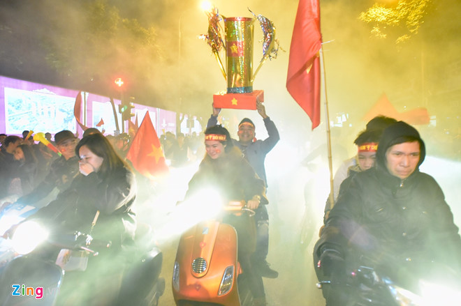 Triệu người xuống đường mừng tuyển Việt Nam vô địch AFF Cup 2018
