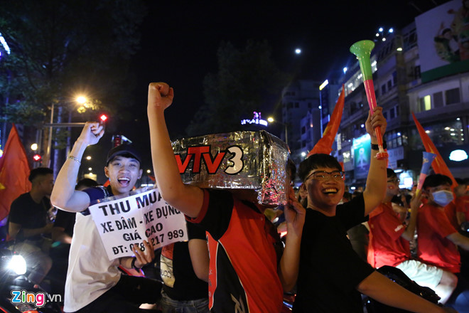 Triệu người xuống đường mừng tuyển Việt Nam vô địch AFF Cup 2018