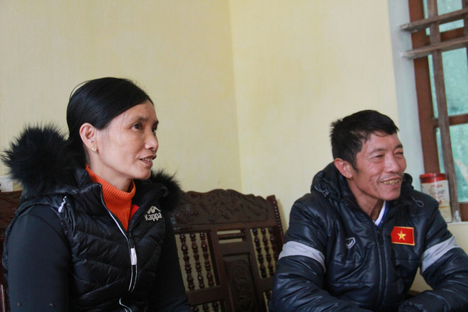 Bố mẹ Đoàn Văn Hậu kể chuyện vui khi bắt xe ôm ra bến xe sau trận chung kết: Tài xế không lấy 50 nghìn, còn năn nỉ chụp ảnh cùng”