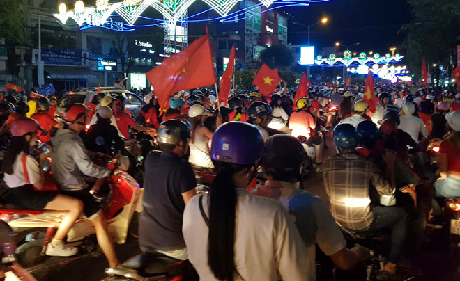 Triệu người xuống đường mừng tuyển Việt Nam vô địch AFF Cup 2018