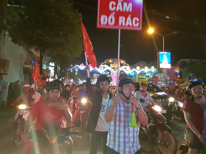 Triệu người xuống đường mừng tuyển Việt Nam vô địch AFF Cup 2018