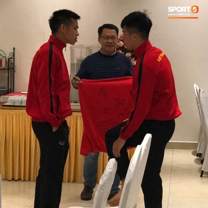 Đình Trọng báo tin về gia đình: Cháu mất giải đấu tới rồi chú ạ