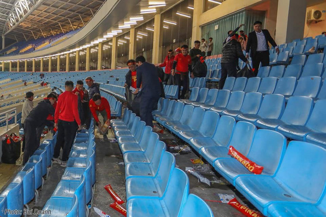 Phó thủ tướng Vũ Đức Đam nán lại cùng một số CĐV dọn rác trên sân Mỹ Đình sau chiến thắng của ĐT Việt Nam