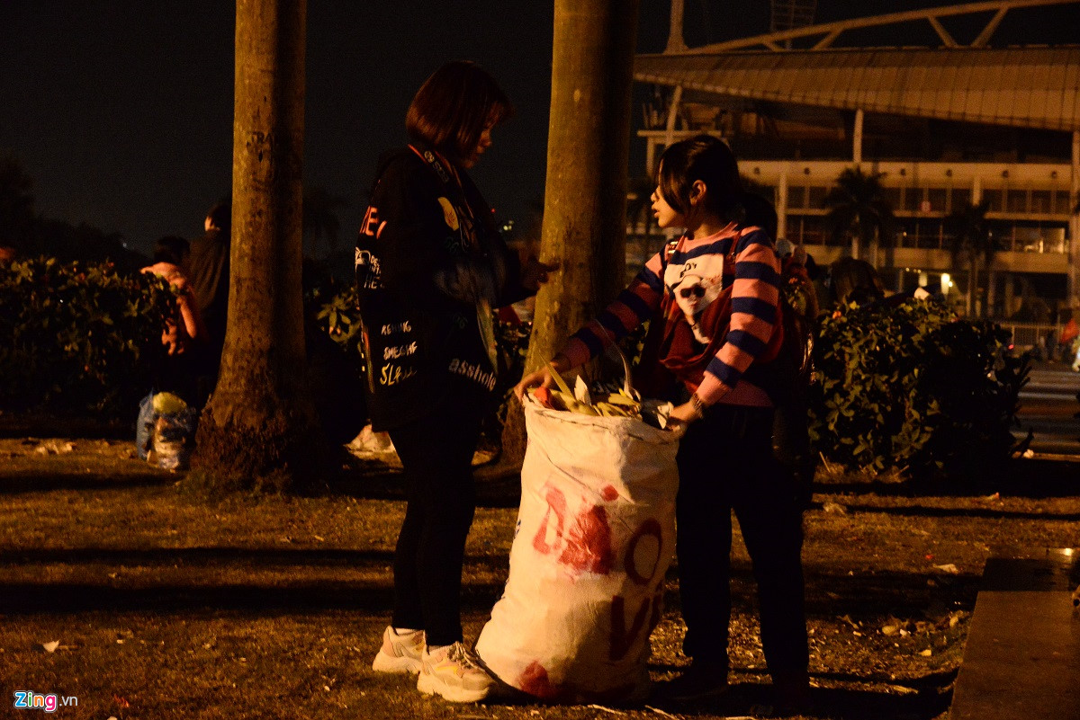 Video ảnh: Mỹ Đình ngập rác sau trận chung kết và hành động của cô bé 10 tuổi