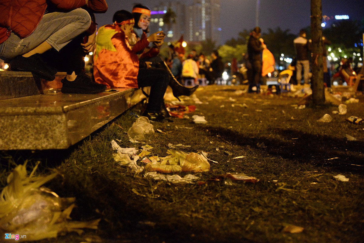 Video ảnh: Mỹ Đình ngập rác sau trận chung kết và hành động của cô bé 10 tuổi