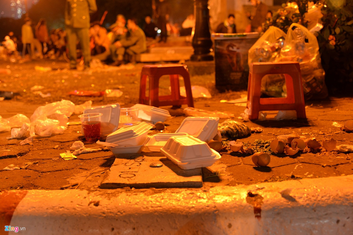 Video ảnh: Mỹ Đình ngập rác sau trận chung kết và hành động của cô bé 10 tuổi