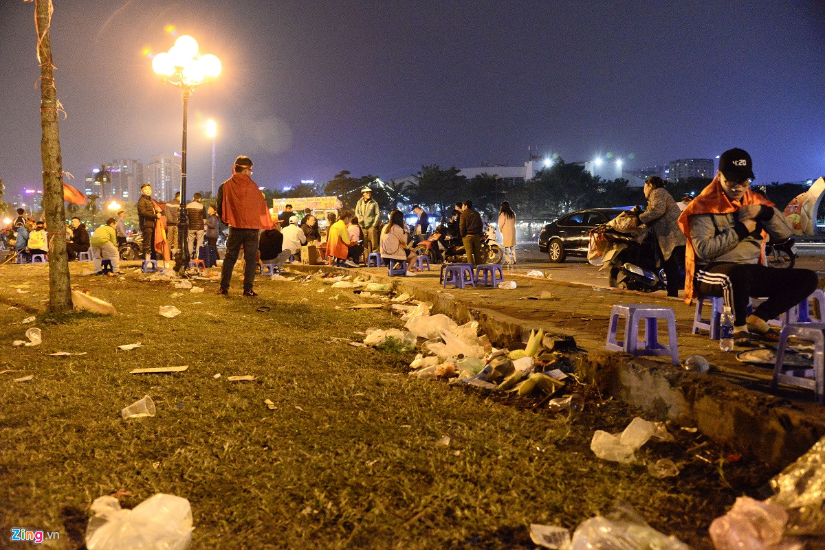 Video ảnh: Mỹ Đình ngập rác sau trận chung kết và hành động của cô bé 10 tuổi