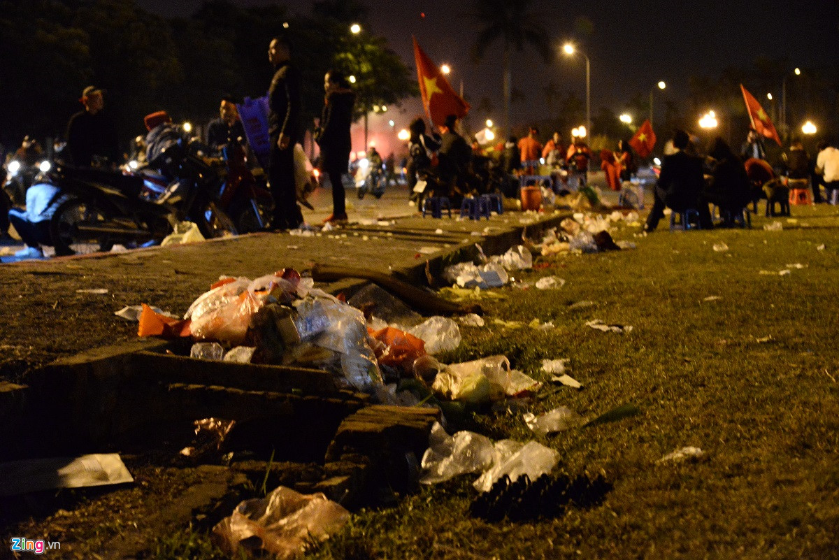 Video ảnh: Mỹ Đình ngập rác sau trận chung kết và hành động của cô bé 10 tuổi