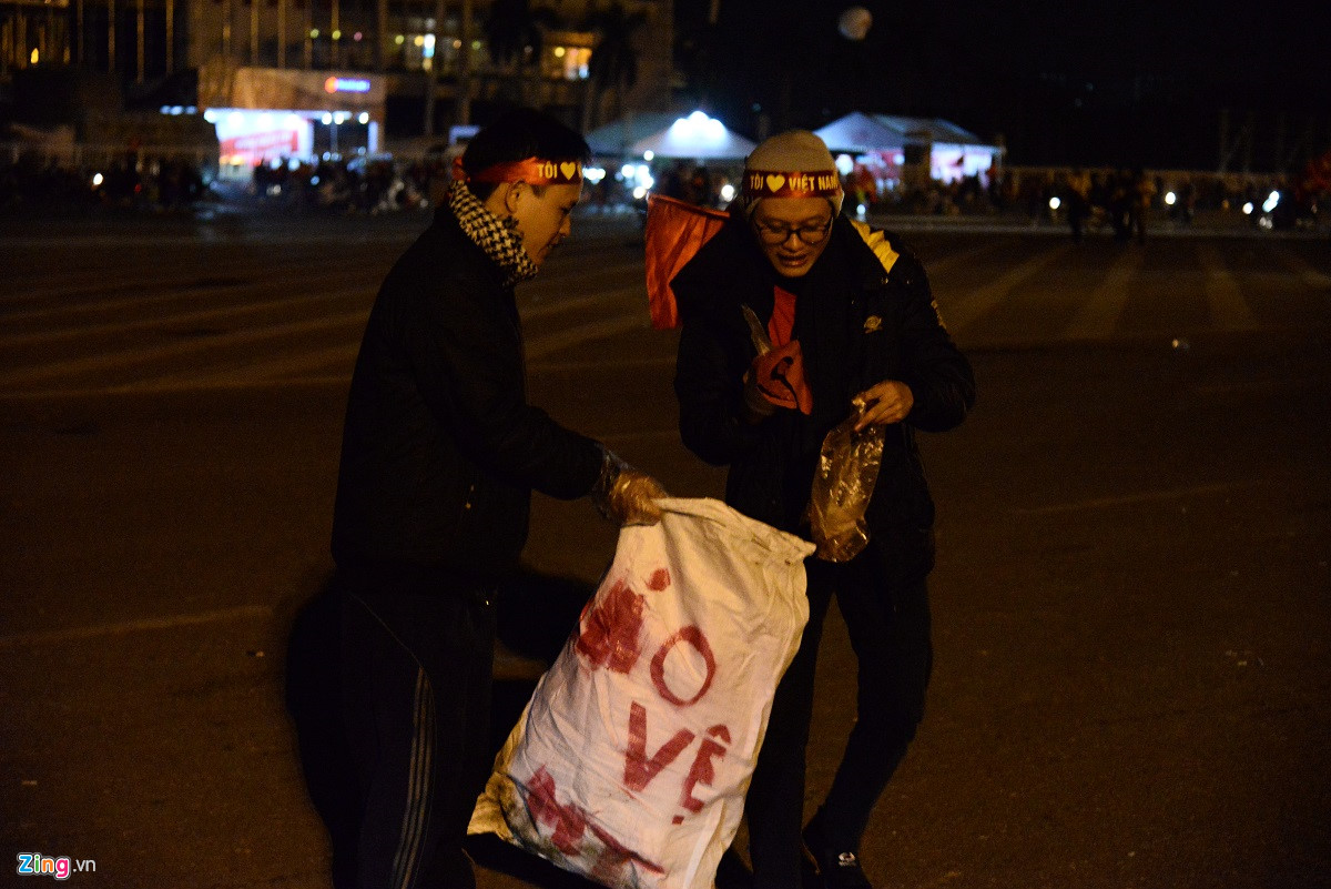 Video ảnh: Mỹ Đình ngập rác sau trận chung kết và hành động của cô bé 10 tuổi