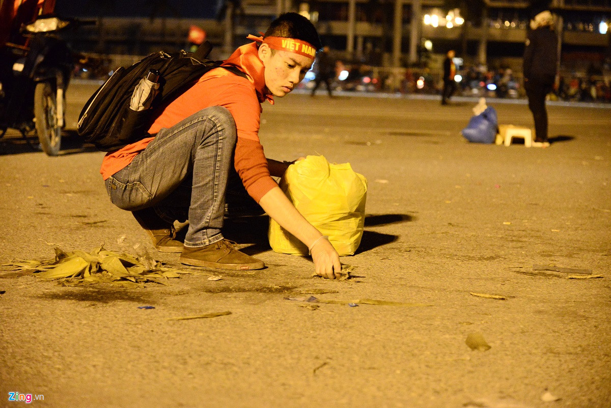 Video ảnh: Mỹ Đình ngập rác sau trận chung kết và hành động của cô bé 10 tuổi