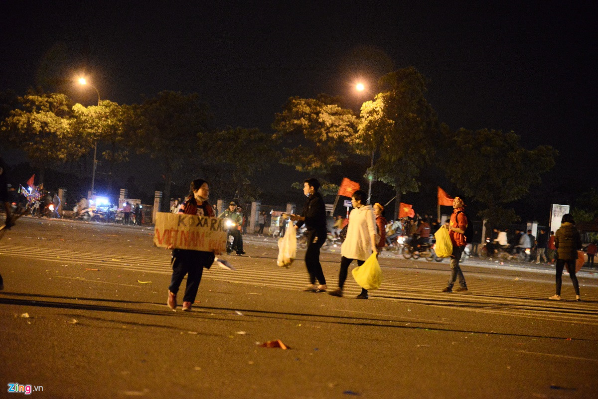 Video ảnh: Mỹ Đình ngập rác sau trận chung kết và hành động của cô bé 10 tuổi