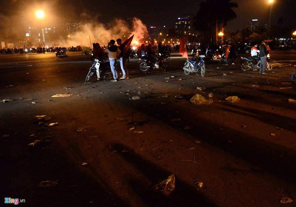 Video ảnh: Mỹ Đình ngập rác sau trận chung kết và hành động của cô bé 10 tuổi