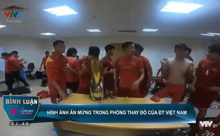 Đổ đầy bia vào chiếc cúp vô địch AFF Cup, ĐT Việt Nam phá lệ trong phòng thay đồ