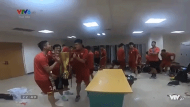 Đổ đầy bia vào chiếc cúp vô địch AFF Cup, ĐT Việt Nam phá lệ trong phòng thay đồ