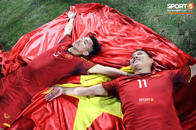 Bố mẹ Đoàn Văn Hậu kể chuyện vui khi bắt xe ôm ra bến xe sau trận chung kết: Tài xế không lấy 50 nghìn, còn năn nỉ chụp ảnh cùng”