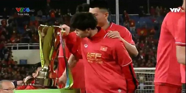 Công Phượng tỉ mỉ kiểm tra cúp vàng AFF Cup 2018 là thật hay giả