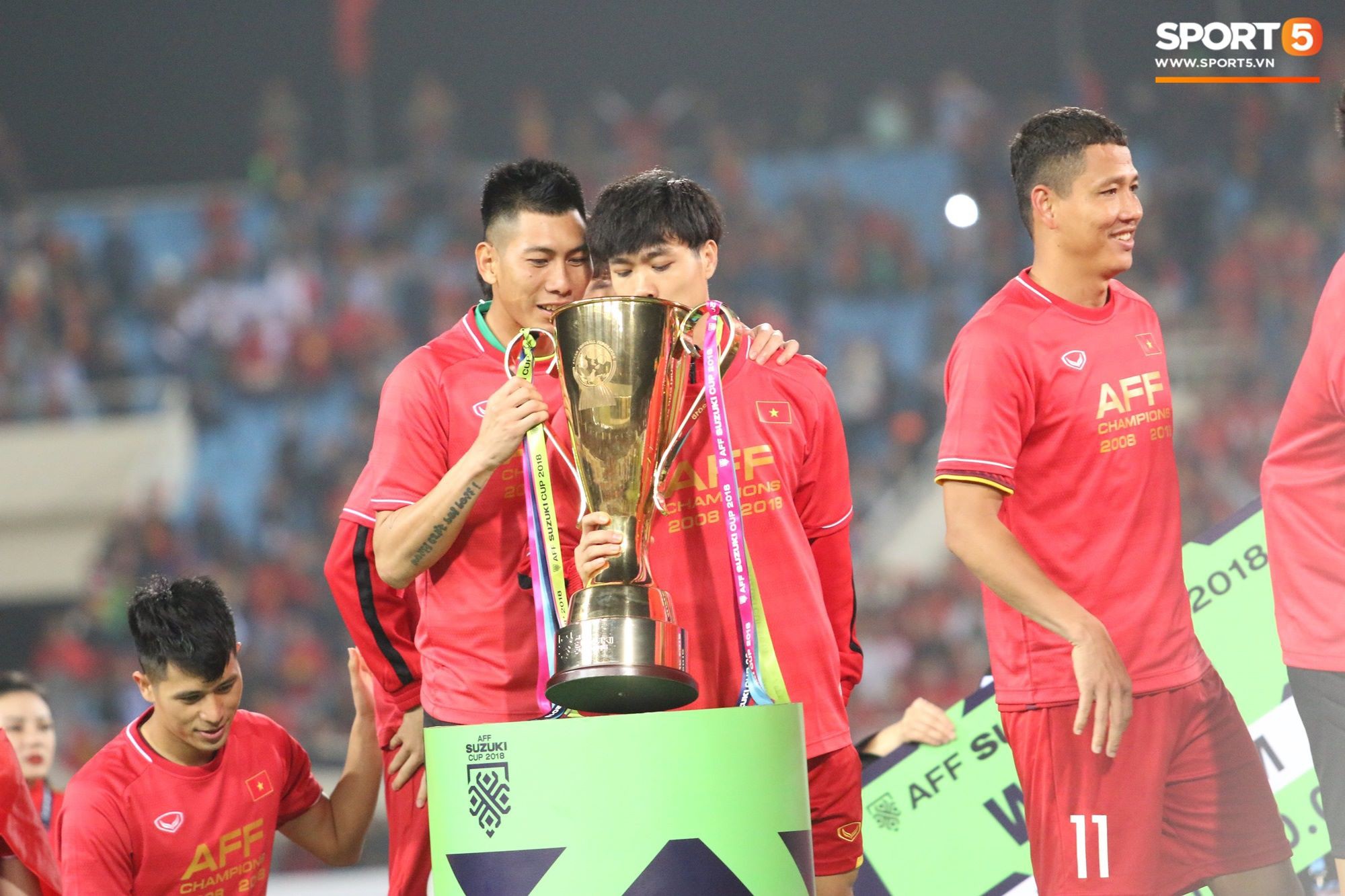 Công Phượng tỉ mỉ kiểm tra cúp vàng AFF Cup 2018 là thật hay giả