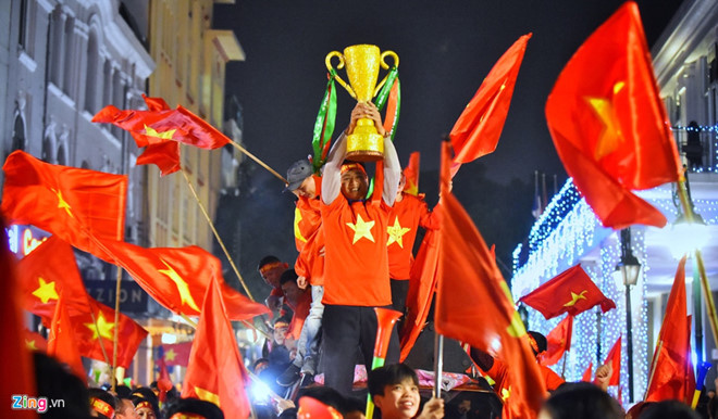 Khách sạn Sài Gòn cháy phòng, hàng quán bán xuyên đêm vì cúp vàng AFF