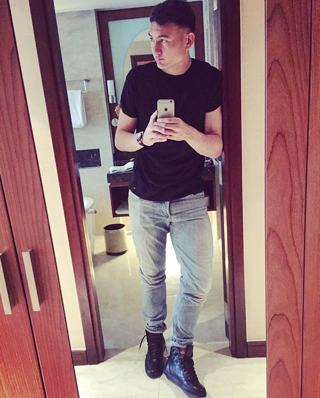 Gu thời trang trẻ trung, đơn giản của thủ môn Đặng Văn Lâm