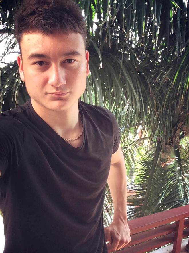 Gu thời trang trẻ trung, đơn giản của thủ môn Đặng Văn Lâm