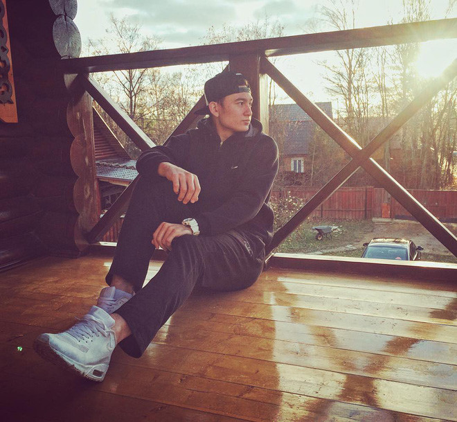 Gu thời trang trẻ trung, đơn giản của thủ môn Đặng Văn Lâm