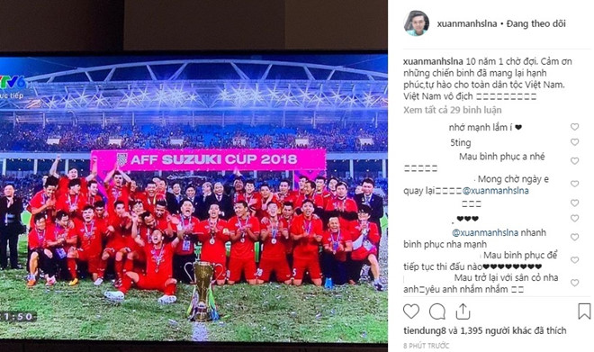 Duy Mạnh, Huy Hùng ôm hôn và tặng huy chương vàng cho bạn gái