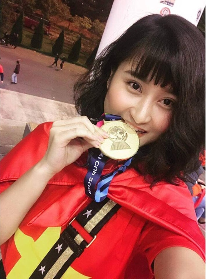 Duy Mạnh, Huy Hùng ôm hôn và tặng huy chương vàng cho bạn gái Duy Mạnh, Huy Hùng ôm hôn và tặng huy chương vàng cho bạn gái