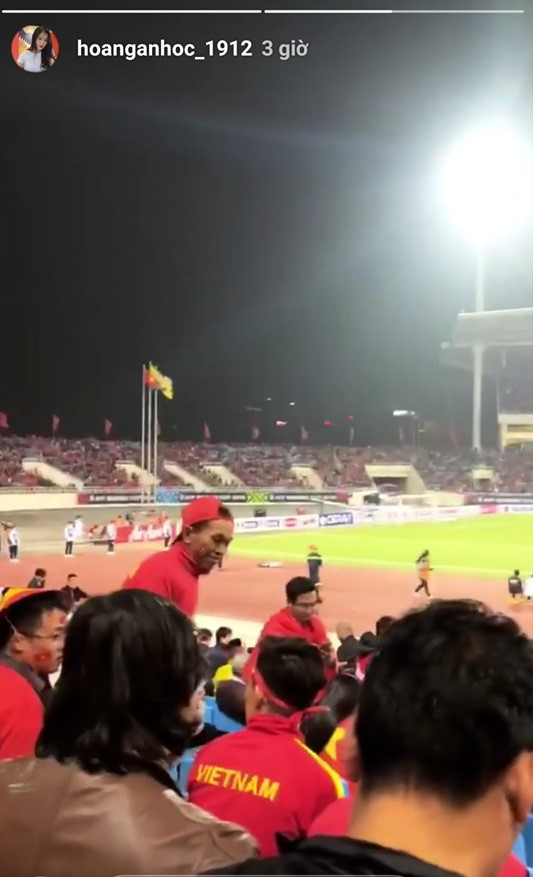 Duy Mạnh, Huy Hùng ôm hôn và tặng huy chương vàng cho bạn gái