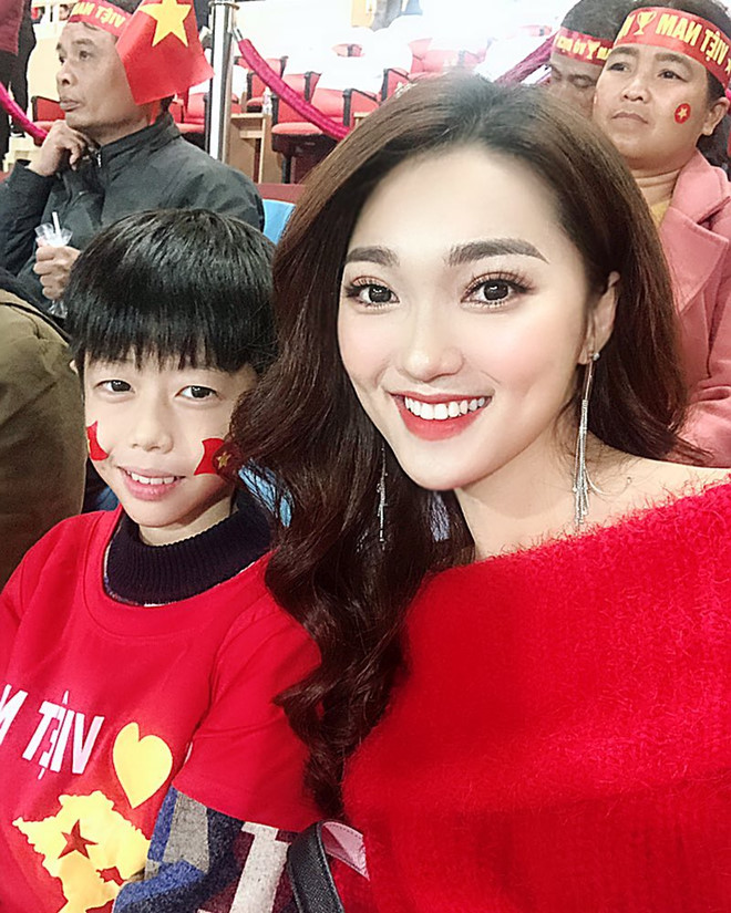 Duy Mạnh, Huy Hùng ôm hôn và tặng huy chương vàng cho bạn gái