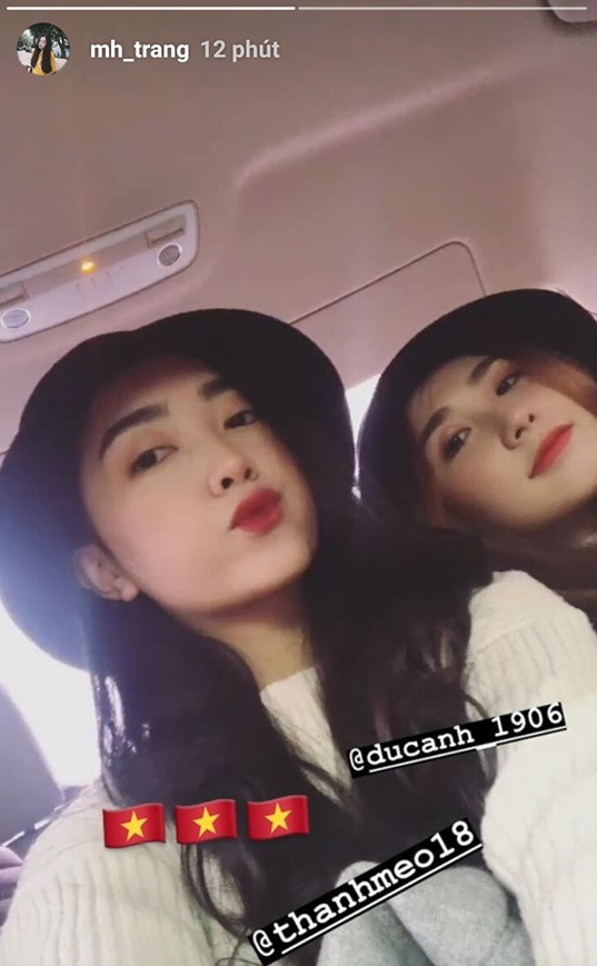 Duy Mạnh, Huy Hùng ôm hôn và tặng huy chương vàng cho bạn gái