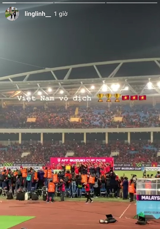 Duy Mạnh, Huy Hùng ôm hôn và tặng huy chương vàng cho bạn gái Duy Mạnh, Huy Hùng ôm hôn và tặng huy chương vàng cho bạn gái