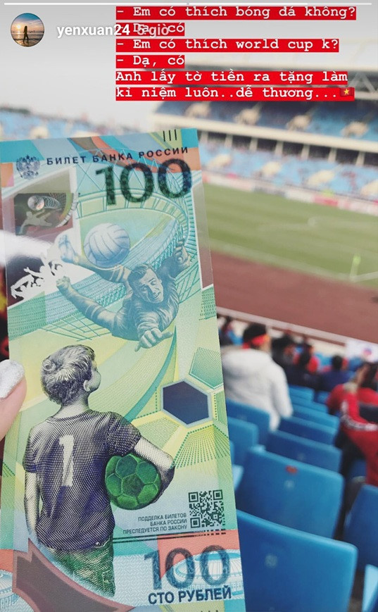 Duy Mạnh, Huy Hùng ôm hôn và tặng huy chương vàng cho bạn gái