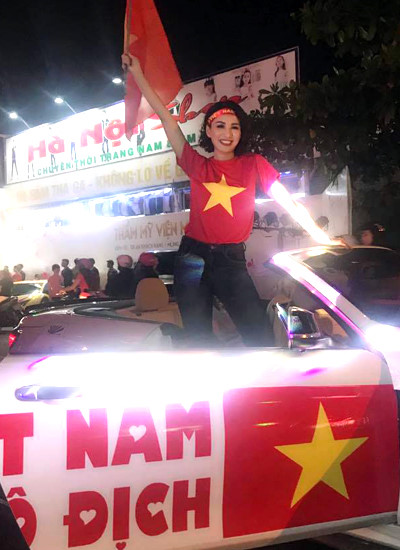 Hàng loạt sao Việt xuống đường đi bão mừng chức vô địch AFF Cup 2018