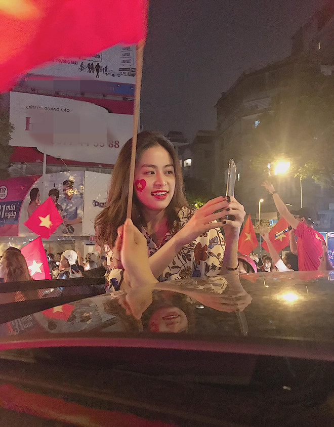 Hàng loạt sao Việt xuống đường đi bão mừng chức vô địch AFF Cup 2018