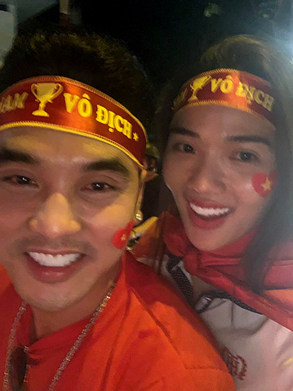 Hàng loạt sao Việt xuống đường đi bão mừng chức vô địch AFF Cup 2018