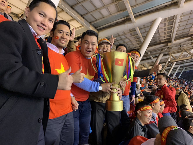 Hàng loạt sao Việt xuống đường đi bão mừng chức vô địch AFF Cup 2018