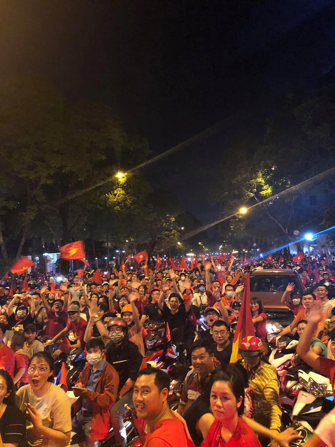 Hàng loạt sao Việt xuống đường đi bão mừng chức vô địch AFF Cup 2018