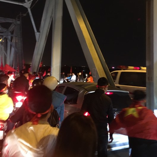 Trong niềm vui tột đỉnh, CĐV Hà Nội vẫn ăn mừng văn minh: Cùng mở đường cho xe cứu thương qua cầu Chương Dương